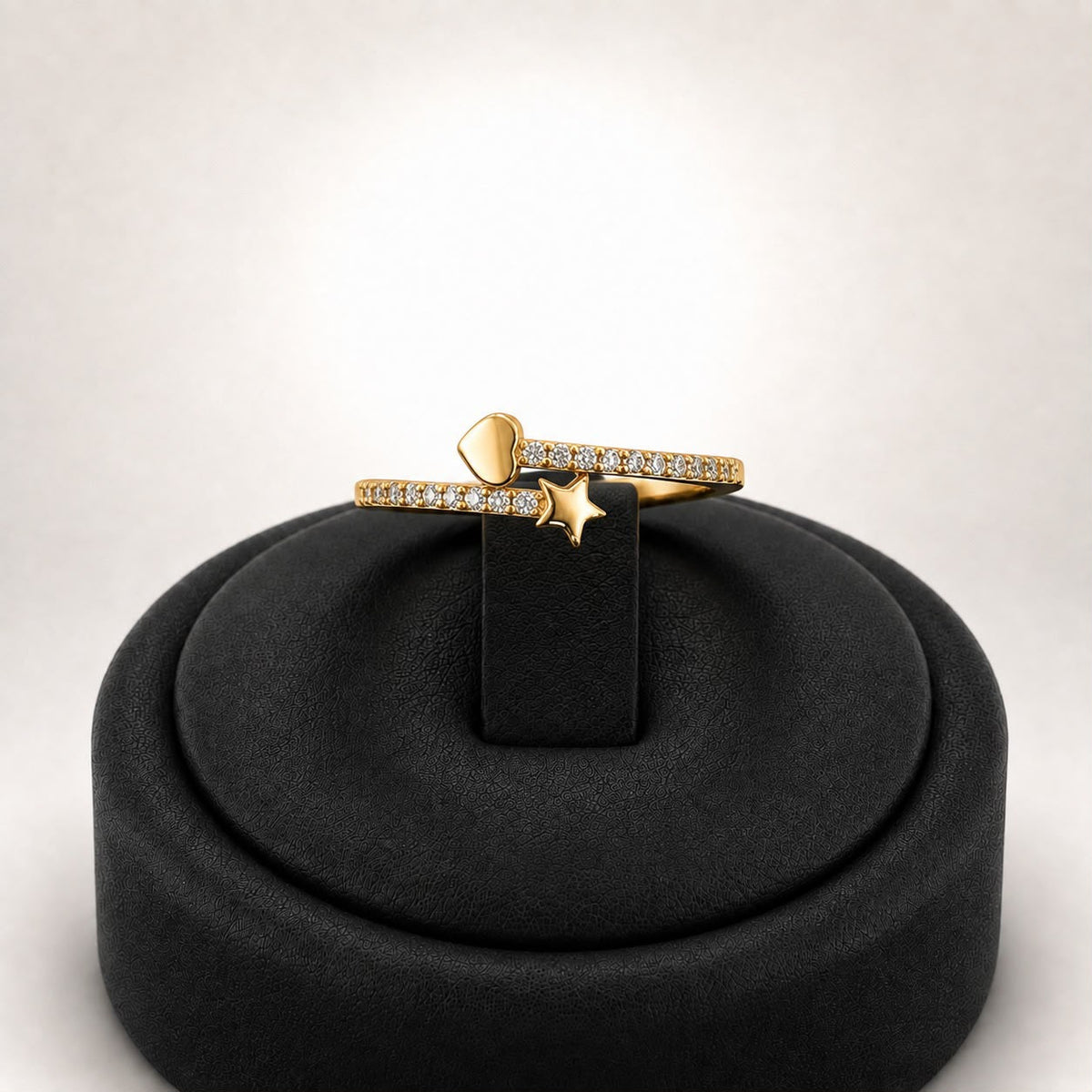 Bow & Star Ring — Eternia Vitta